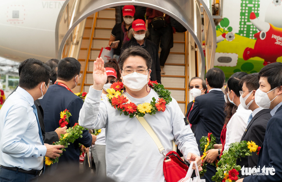 Hơn 200 du khách Hàn Quốc rạng rỡ đặt chân đến Phú Quốc - Ảnh 1.