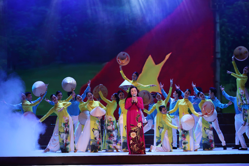 Xuân Bắc, Quang Thắng, Trung Hiếu hát mừng Hội nghị Văn hóa toàn quốc - Ảnh 2.