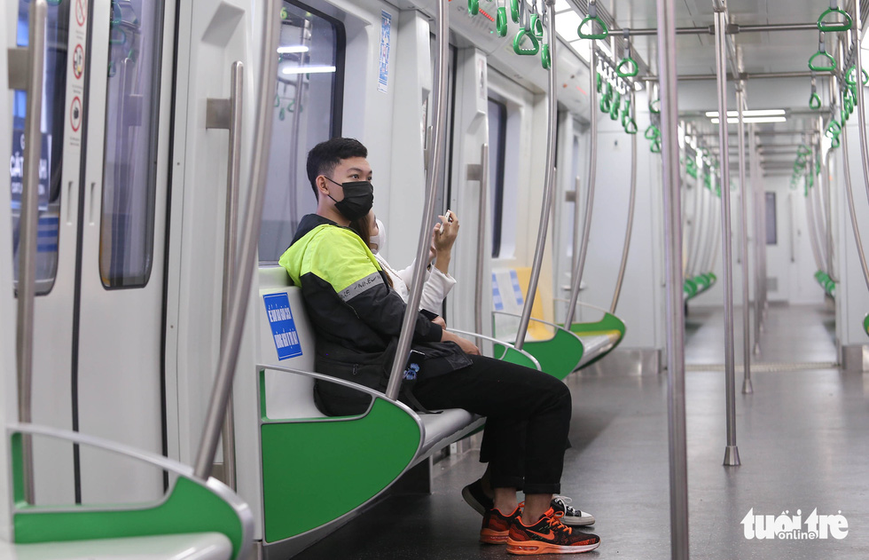 Ngày đầu metro Cát Linh - Hà Đông bán vé: Dân nói thuận tiện, giá rẻ - Ảnh 7.