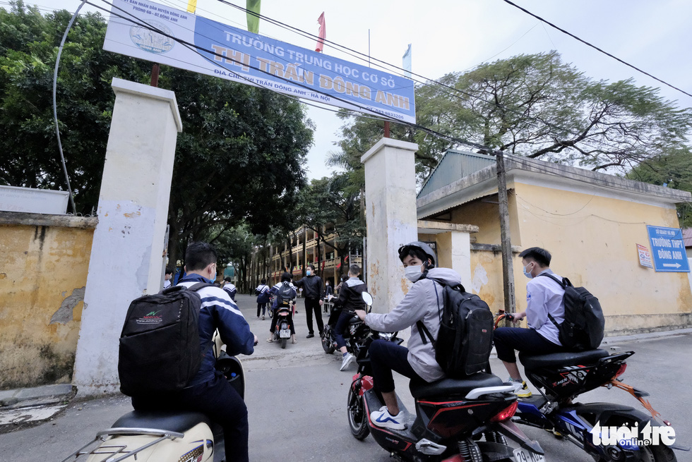Học sinh lớp 9 ở 17 quận, huyện, thị xã Hà Nội đi học lại: 'Em đi sớm 1 tiếng đồng hồ vui quá' - Ảnh 1.