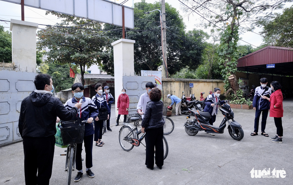 Học sinh lớp 9 ở 17 quận, huyện, thị xã Hà Nội đi học lại: 'Em đi sớm 1 tiếng đồng hồ vui quá' - Ảnh 2.
