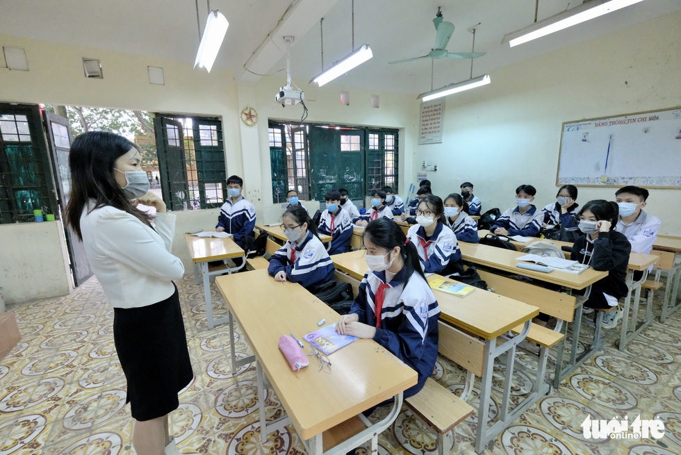 Học sinh lớp 9 ở 17 huyện, thị xã của Hà Nội đi học lại: ‘Vui quá em đi sớm 1 tiếng’ - Ảnh 7.