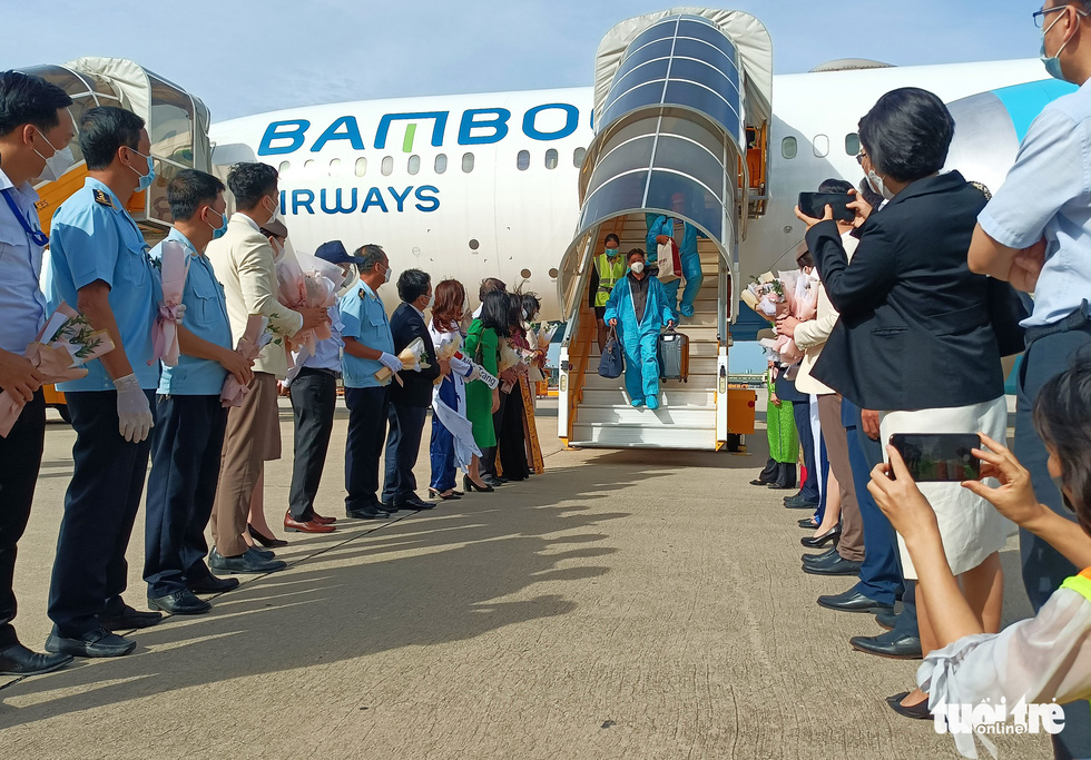Chuyến bay đưa khách quốc tế có hộ chiếu vắc xin đầu tiên đến Khánh Hòa - Ảnh 3.