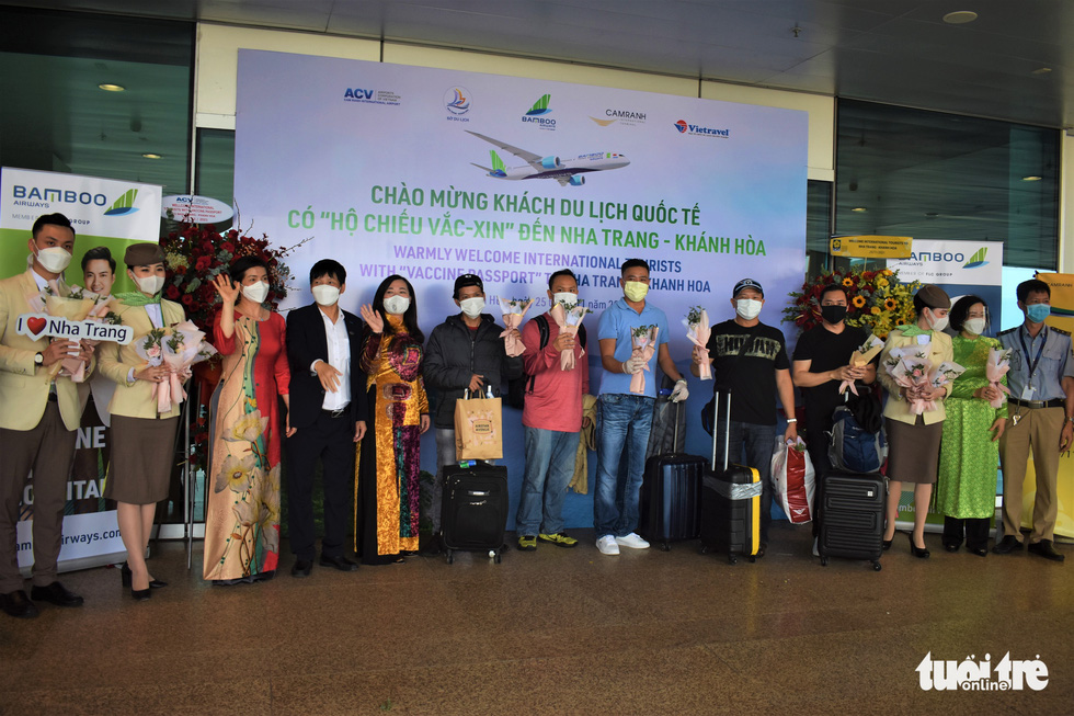 Chuyến bay đưa khách quốc tế có hộ chiếu vắc xin đầu tiên đến Khánh Hòa - Ảnh 6.