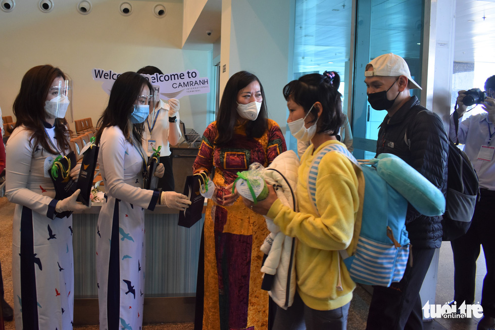 Chuyến bay đưa khách quốc tế có hộ chiếu vắc xin đầu tiên đến Khánh Hòa - Ảnh 7.