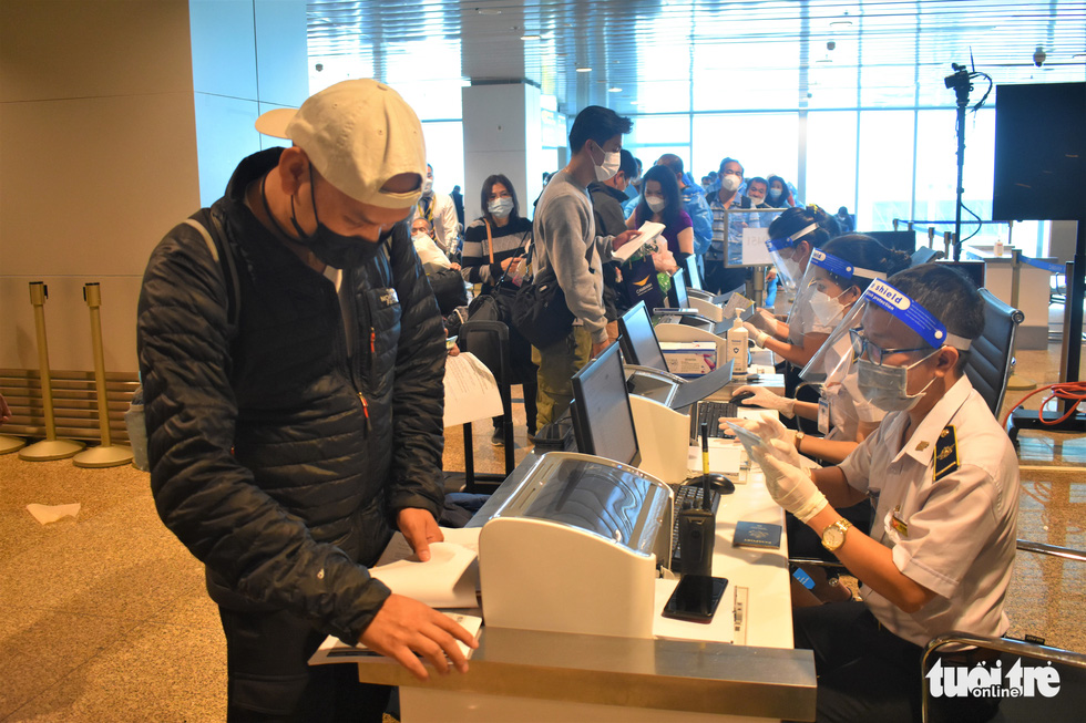 Chuyến bay đưa khách quốc tế có hộ chiếu vắc xin đầu tiên đến Khánh Hòa - Ảnh 9.