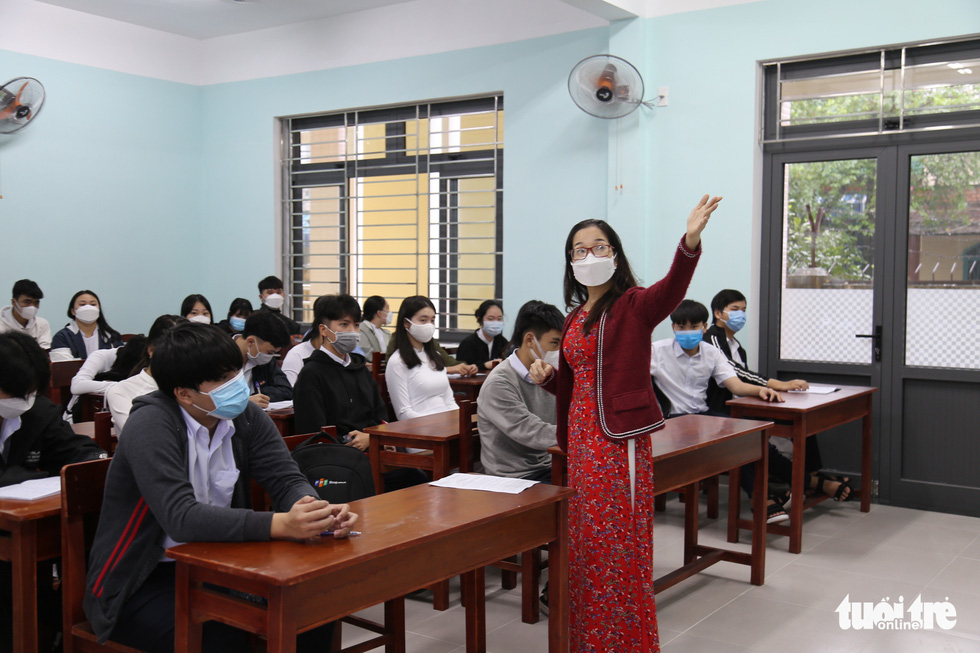 Học sinh lớp 10, 11 Đà Nẵng trở lại trường, thầy cô phải ‘làm tư tưởng’ cho phụ huynh - Ảnh 4.