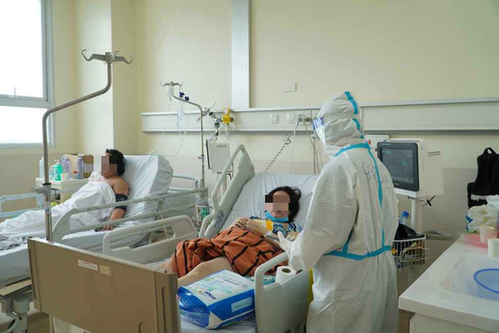 TP.HCM sau 1 tháng ‘mở cửa’: Số ca mắc và tử vong đều giảm, thêm nhiều vùng xanh - Ảnh 2. TP.HCM sau 1 tháng ‘mở cửa’: Số ca mắc và tử vong đều giảm, thêm nhiều vùng xanh - Ảnh 2.