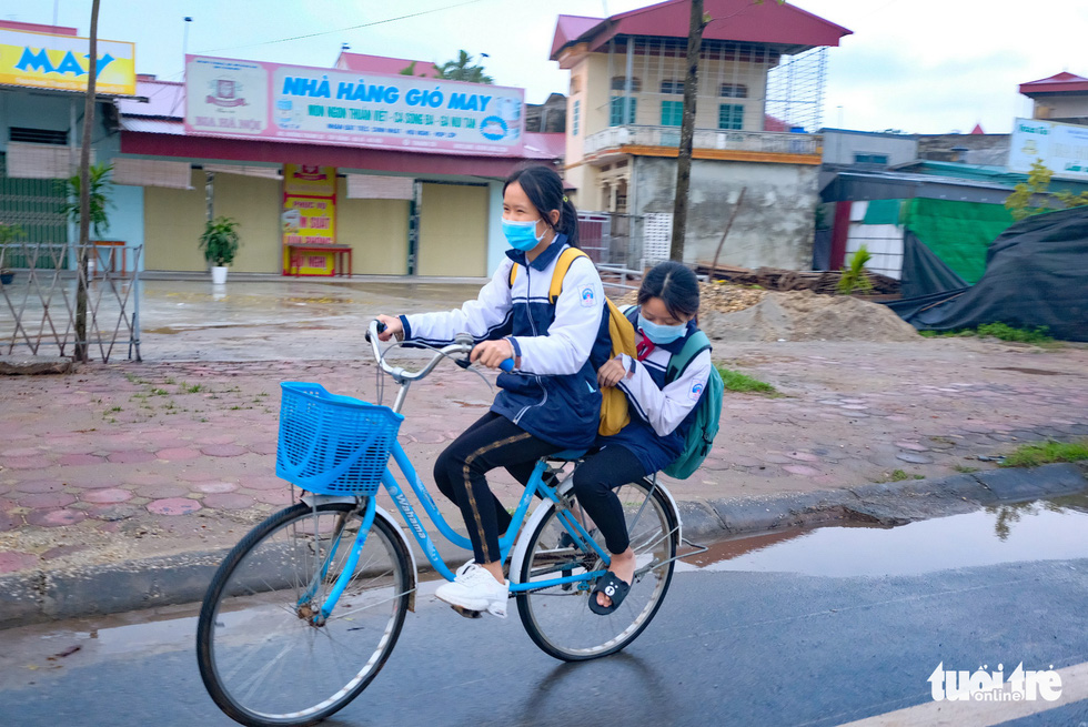 Những học sinh đầu tiên ở Hà Nội quay trở lại trường sau gần 6 tháng ở nhà - Ảnh 2.