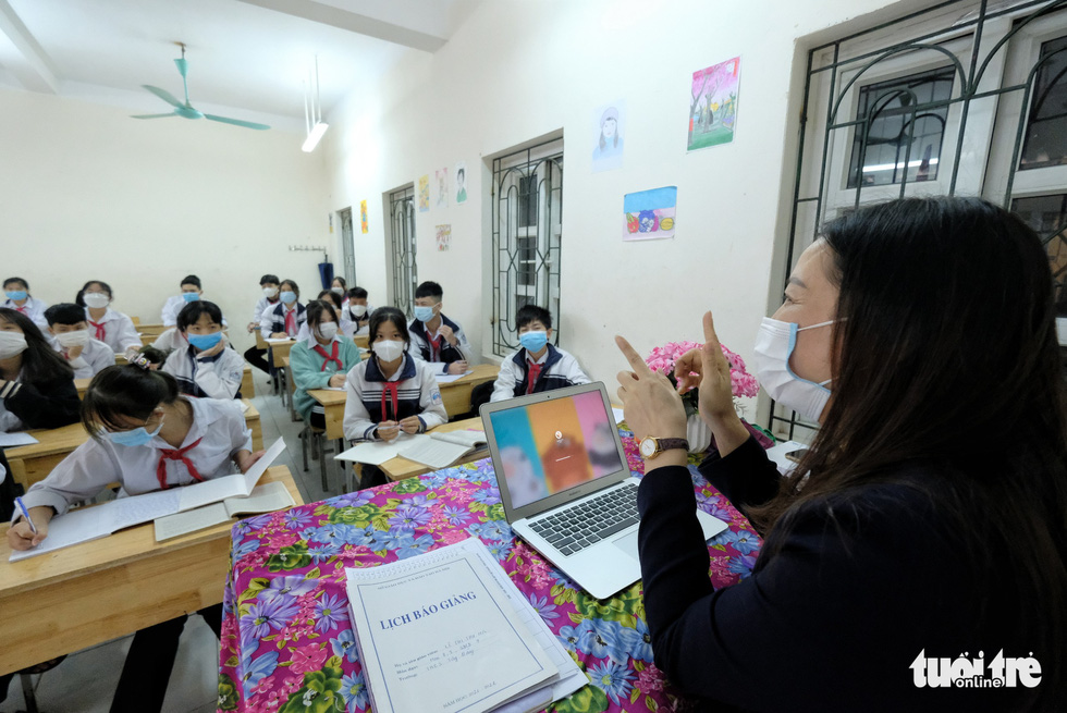 Những học sinh đầu tiên ở Hà Nội quay trở lại trường sau 6 tháng tạm nghỉ - Ảnh 7.