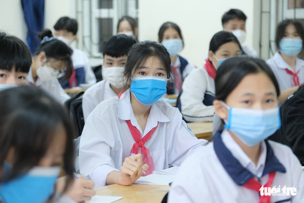 Những học sinh đầu tiên của Hà Nội trở lại trường sau 6 tháng nghỉ học - Ảnh 6.