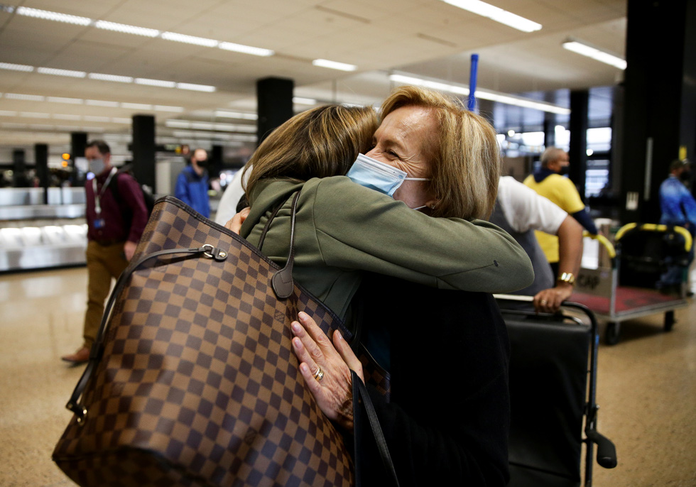 Hội ngộ đầy nước mắt ở các sân bay Mỹ ngày mở cửa - Ảnh 1.