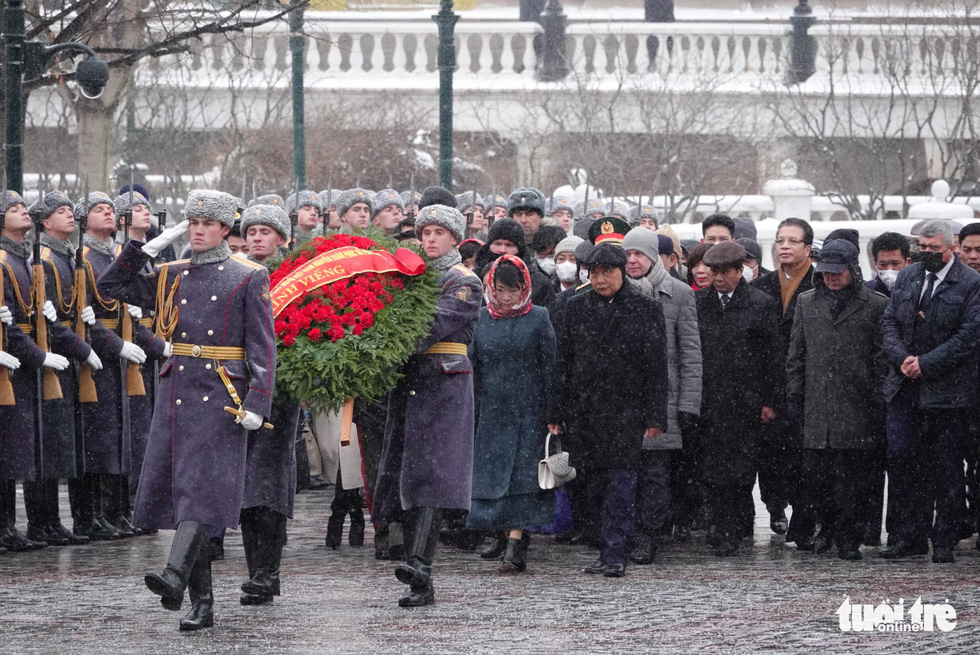 Chủ tịch nước Nguyễn Xuân Phúc đặt vòng hoa tại Đài tưởng niệm liệt sĩ vô danh và lăng Lenin - Ảnh 1.