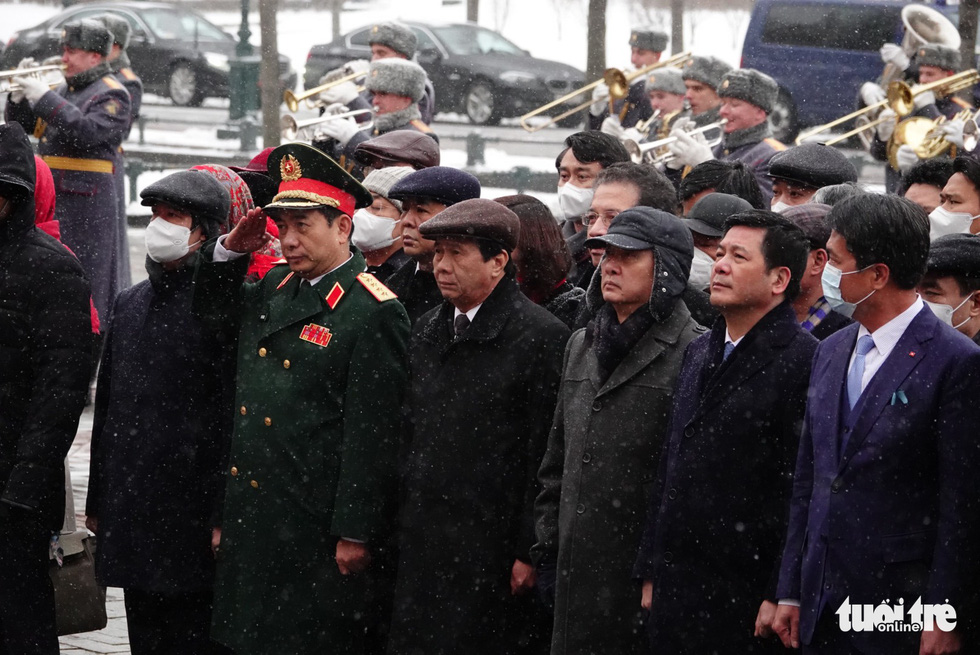 Chủ tịch nước Nguyễn Xuân Phúc đặt vòng hoa tại Đài tưởng niệm liệt sĩ vô danh và lăng Lenin - Ảnh 3.