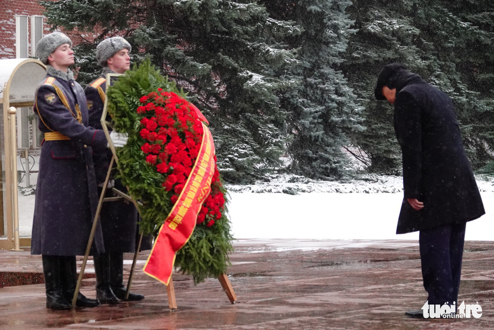 Chủ tịch nước Nguyễn Xuân Phúc đặt vòng hoa tại Đài tưởng niệm liệt sĩ vô danh và lăng Lenin - Ảnh 4.