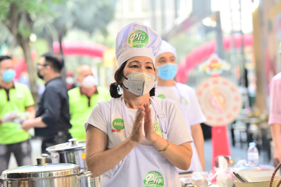 Thí sinh nổi lửa mở đầu Ngày của phở - Ảnh 4. Thí sinh nổi lửa mở đầu Ngày của phở - Ảnh 4.