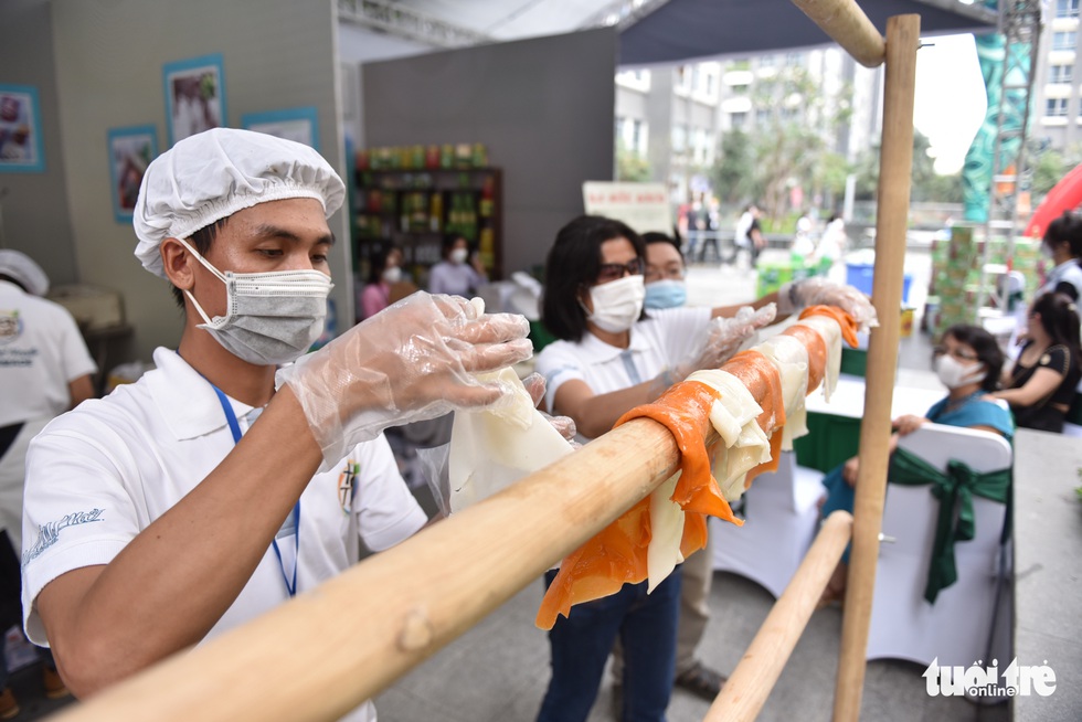 Gian hàng làm bánh phở trực tiếp tại Ngày của Phở 12-12 hút khách - Ảnh 6.