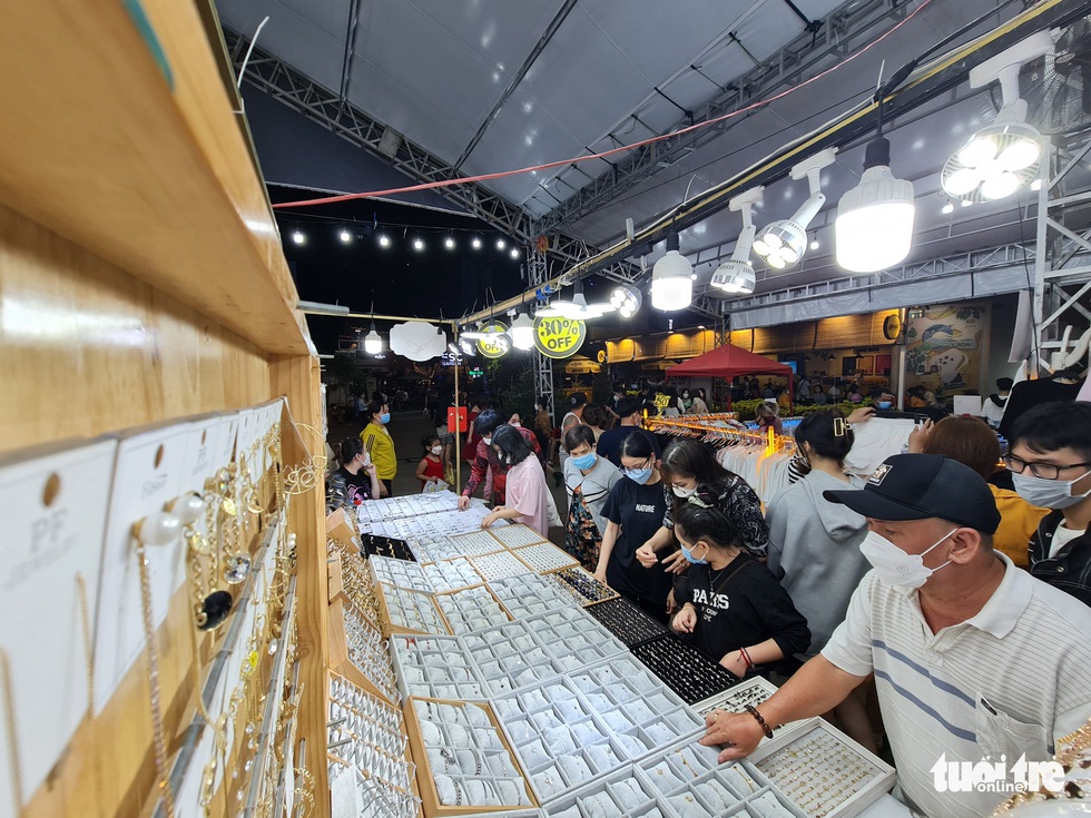 Giới trẻ TP.HCM ‘săn’ hàng sale cuối năm - Ảnh 3. Giới trẻ TP.HCM ‘săn’ hàng sale cuối năm - Ảnh 3.