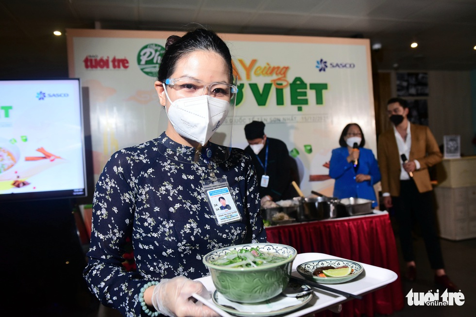 Mang phở ngon đến sân bay phục vụ du khách - Ảnh 11. Mang phở ngon đến sân bay phục vụ du khách - Ảnh 11.