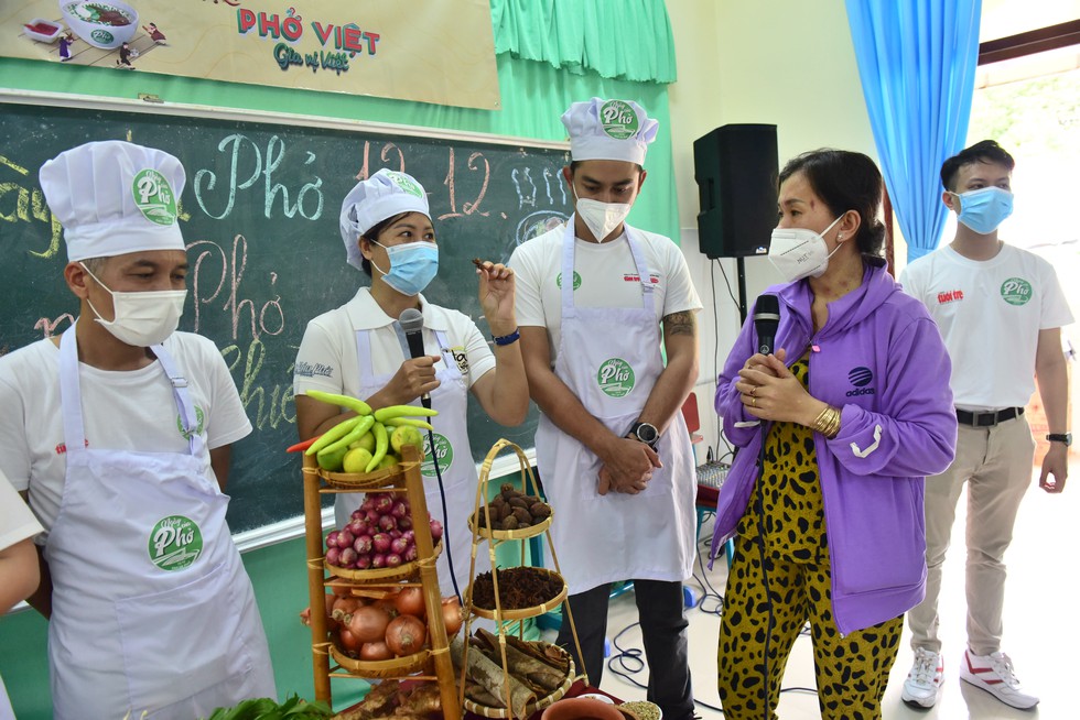 Người dân đảo Thiềng Liềng hào hứng học nấu phở - Ảnh 5. Người dân đảo Thiềng Liềng hào hứng học nấu phở - Ảnh 5.