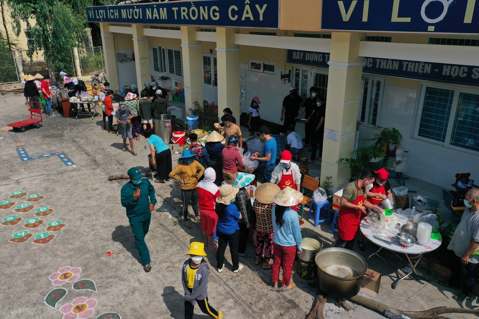 Tiệc phở trên đảo Thiềng Liềng: Được ăn phở rồi, vui quá! - Ảnh 19. Tiệc phở trên đảo Thiềng Liềng: Được ăn phở rồi, vui quá! - Ảnh 19.