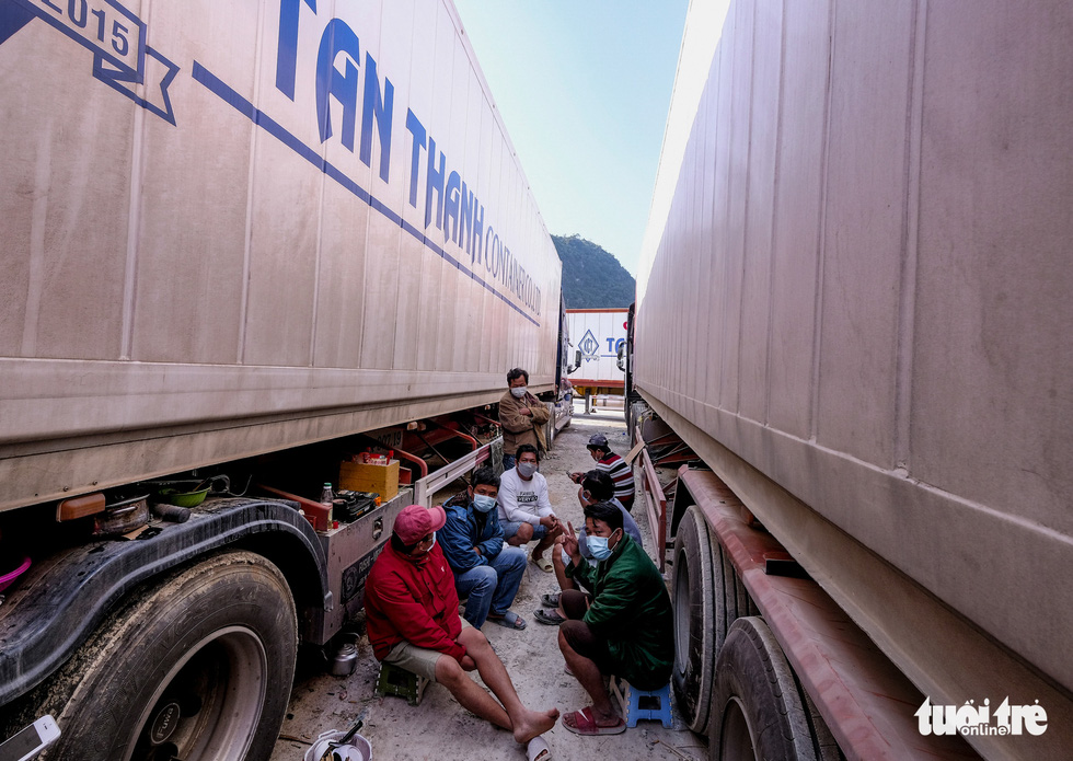 Gần 5.000 xe container nằm la liệt ở cửa khẩu, tài xế khóc ròng vì nông sản kẹt cứng - Ảnh 7.