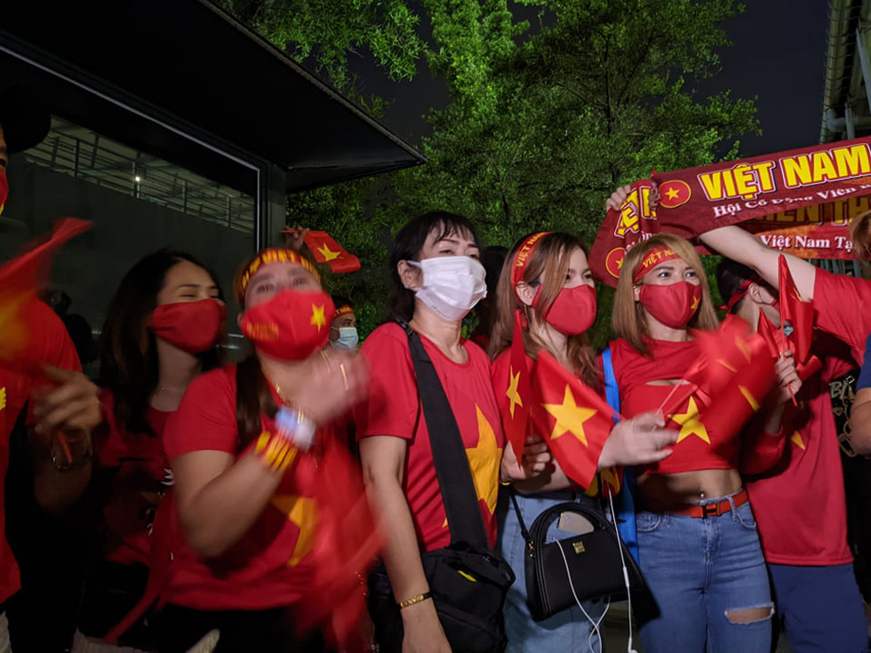 CĐV Việt Nam nhượng lại vé vào sân với giá gốc để tiếp lửa đội tuyển - Ảnh 2.