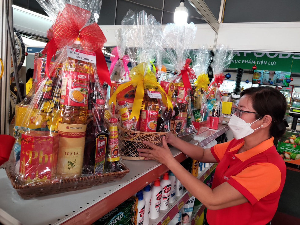 Người dân TP.HCM đi tìm đặc sản Tết, hàng tiêu dùng giảm giá ở hội chợ - Ảnh 8.