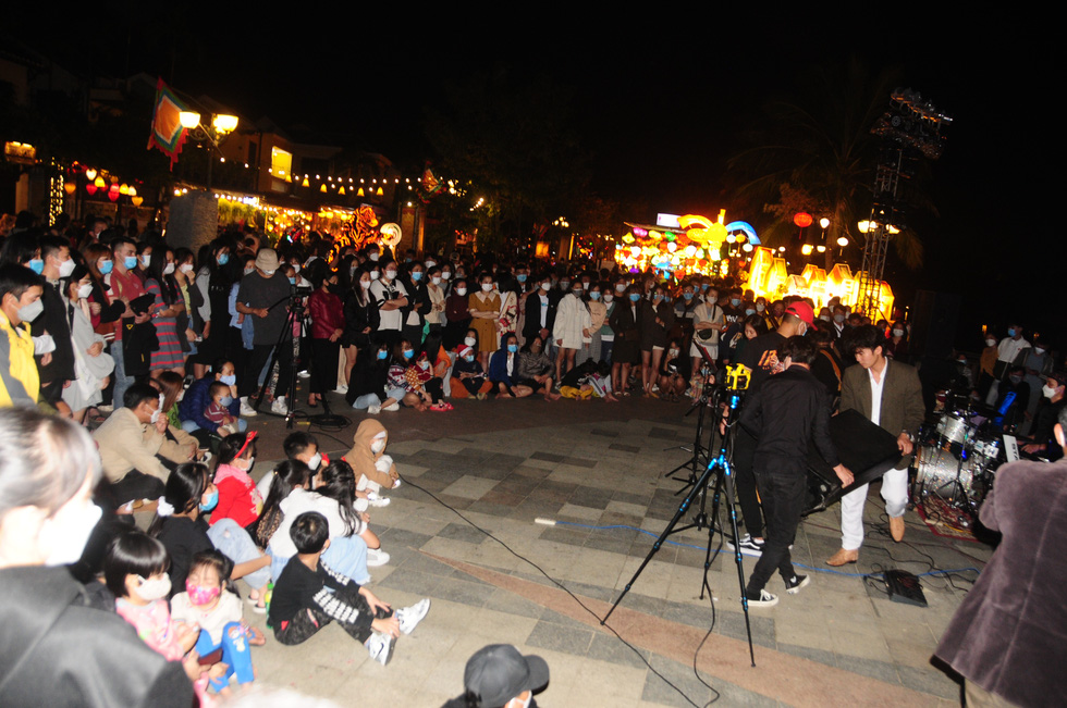 Hàng ngàn khách đổ về tham quan phố cổ Hội An đêm Giáng sinh - Ảnh 1.