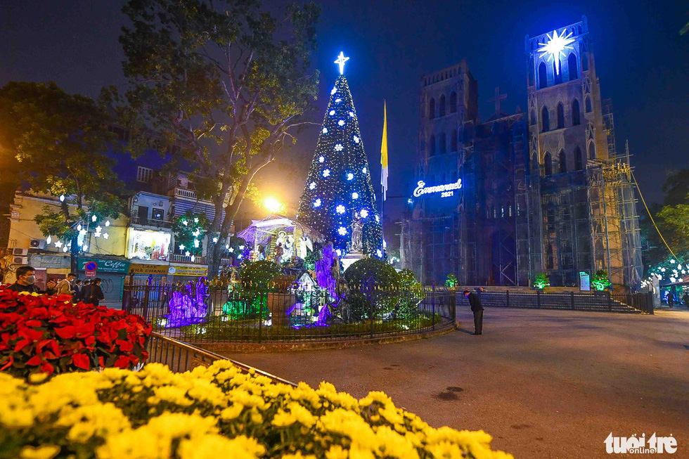 Hà Nội Giáng sinh: Khu vực nhà thờ Lớn vắng vẻ, đường phố có nơi tắc nghẽn - Ảnh 4.
