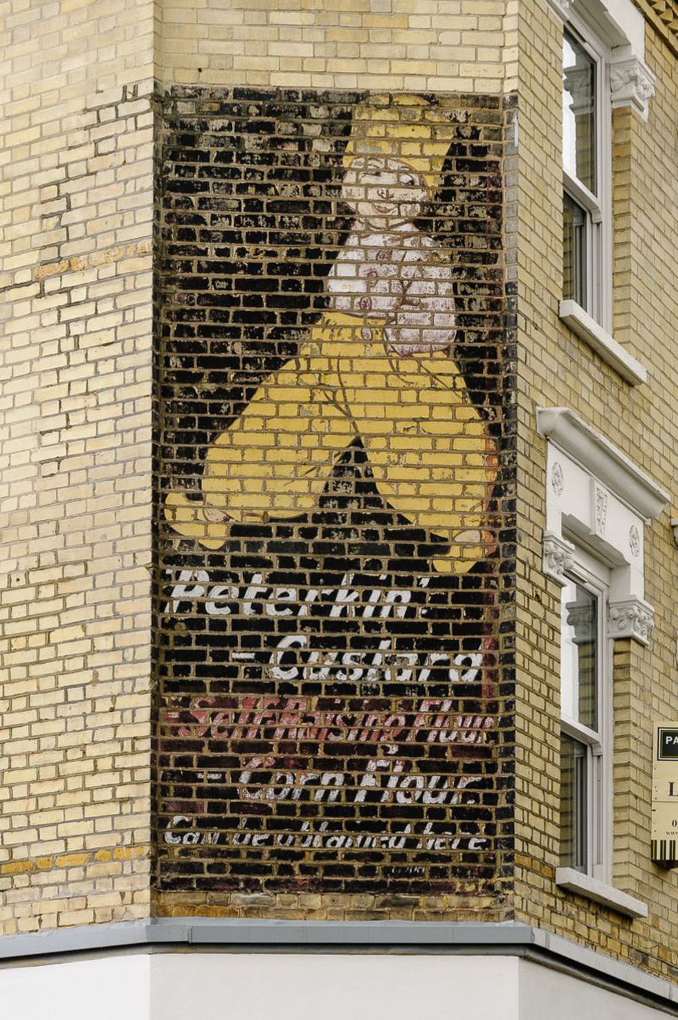 Dấu xưa hồn thu thảo của bảng quảng cáo cứu khu phố cổ London - Ảnh 3.