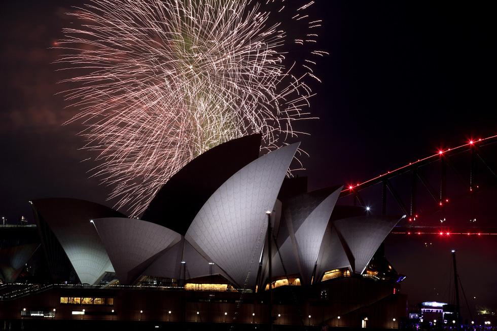 Thế giới đón giao thừa 2021: Pháo hoa thắp sáng Sydney lần đầu tiên sau 2 năm - Ảnh 1.