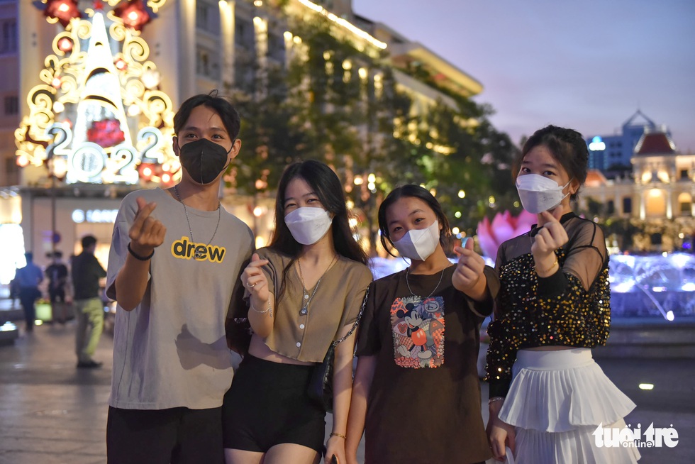 Bạn trẻ TP.HCM dạo chơi ngày cuối năm, mong nhiều sức khỏe trong năm 2022 - Ảnh 1. Bạn trẻ TP.HCM dạo chơi ngày cuối năm, mong nhiều sức khỏe trong năm 2022 - Ảnh 1.