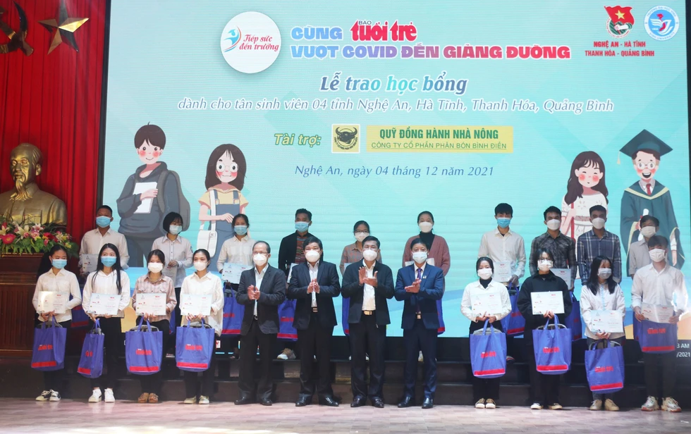 ‘Tiếp sức đến trường’ cho tân sinh viên: Những tấm gương nghị lực và hiếu thảo - Ảnh 9. ‘Tiếp sức đến trường’ cho tân sinh viên: Những tấm gương nghị lực và hiếu thảo - Ảnh 9.