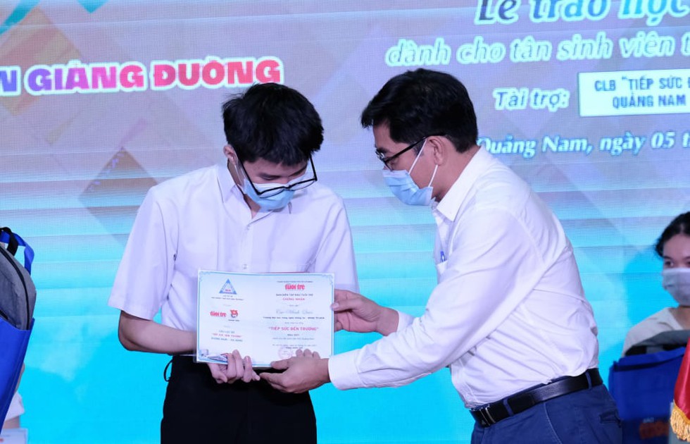 Sau này thành đạt, em muốn mở trại trẻ mồ côi để trả ơn cuộc đời - Ảnh 11. Sau này thành đạt, em muốn mở trại trẻ mồ côi để trả ơn cuộc đời - Ảnh 11.