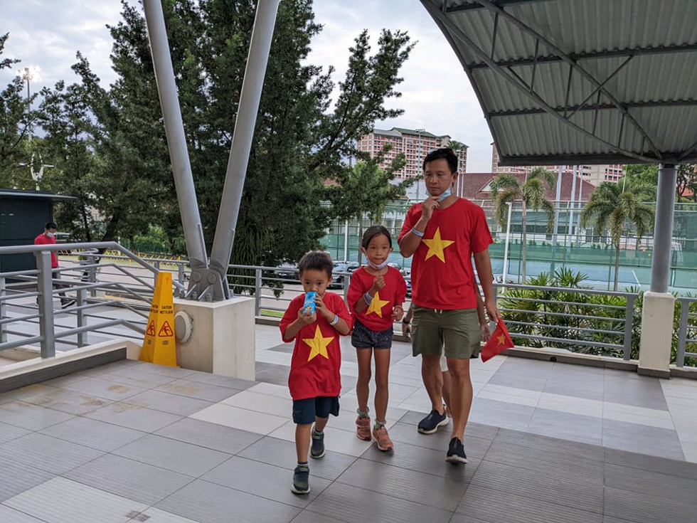 CĐV Việt Nam đổ về sân Bishan - Ảnh 5. CĐV Việt Nam đổ về sân Bishan - Ảnh 5.