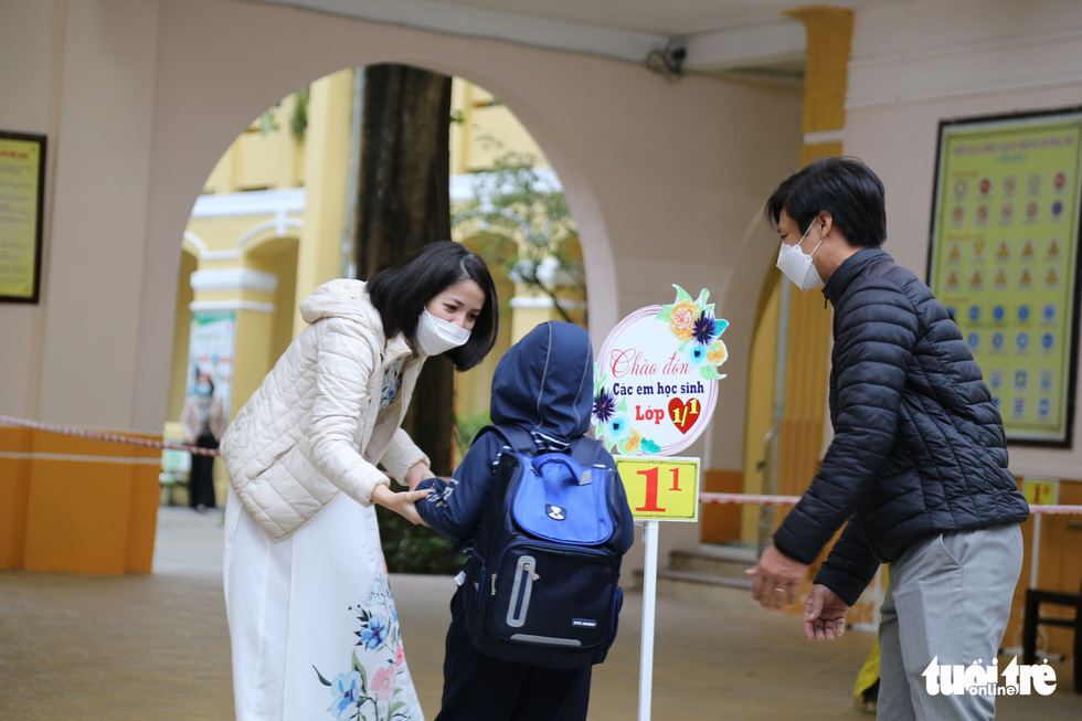 Học sinh lớp 1 Đà Nẵng đi học trực tiếp sau dịch, xúc động như ngày đầu đến trường - Ảnh 6.