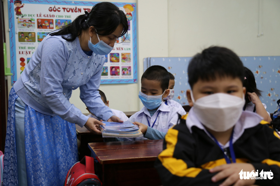 Học sinh lớp 1 Đà Nẵng đi học trực tiếp sau dịch, xúc động như ngày đầu đến trường - Ảnh 14.