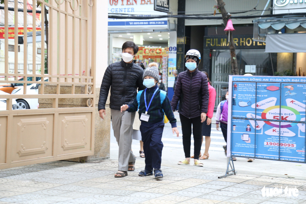 Học sinh lớp 1 Đà Nẵng đi học trực tiếp sau dịch, xúc động như ngày đầu đến trường - Ảnh 4.