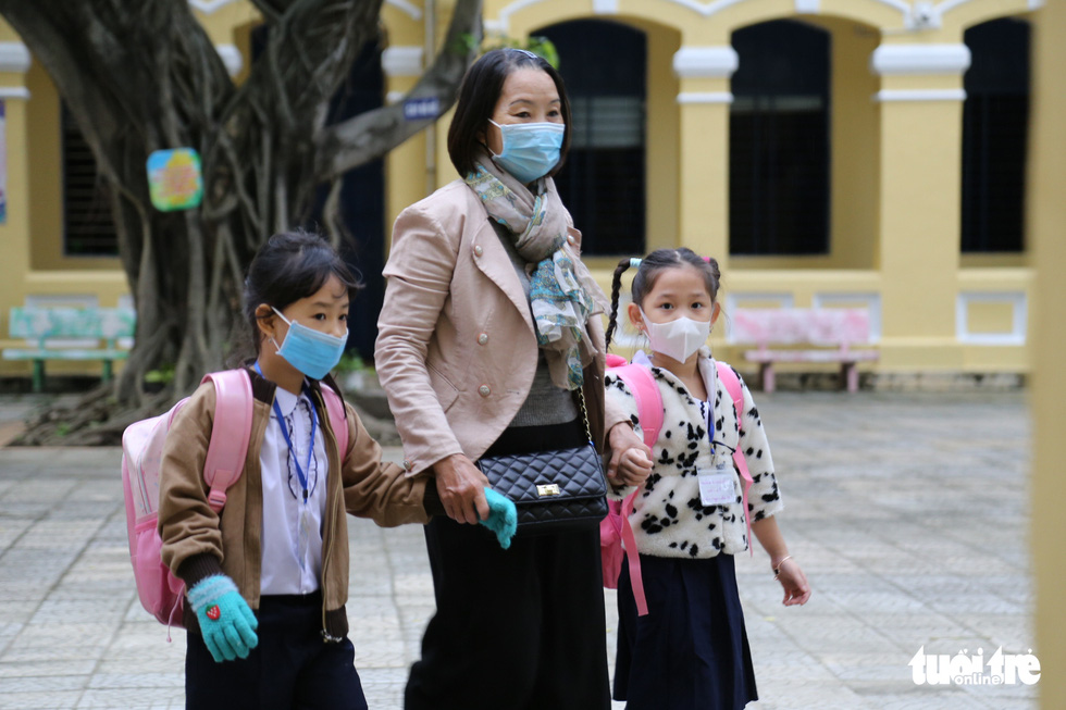 Học sinh lớp 1 ở Đà Nẵng trực tiếp đến trường sau cơn dịch, xúc động trong ngày tựu trường - Ảnh 8.