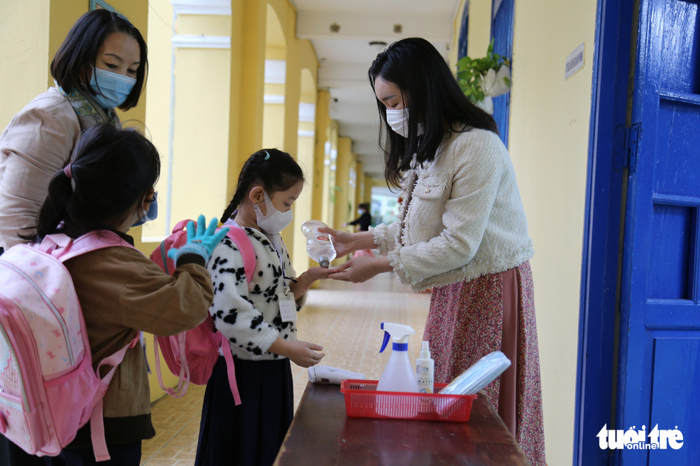Học sinh lớp 1 Đà Nẵng đi học trực tiếp sau dịch, xúc động như ngày đầu đến trường - Ảnh 9.