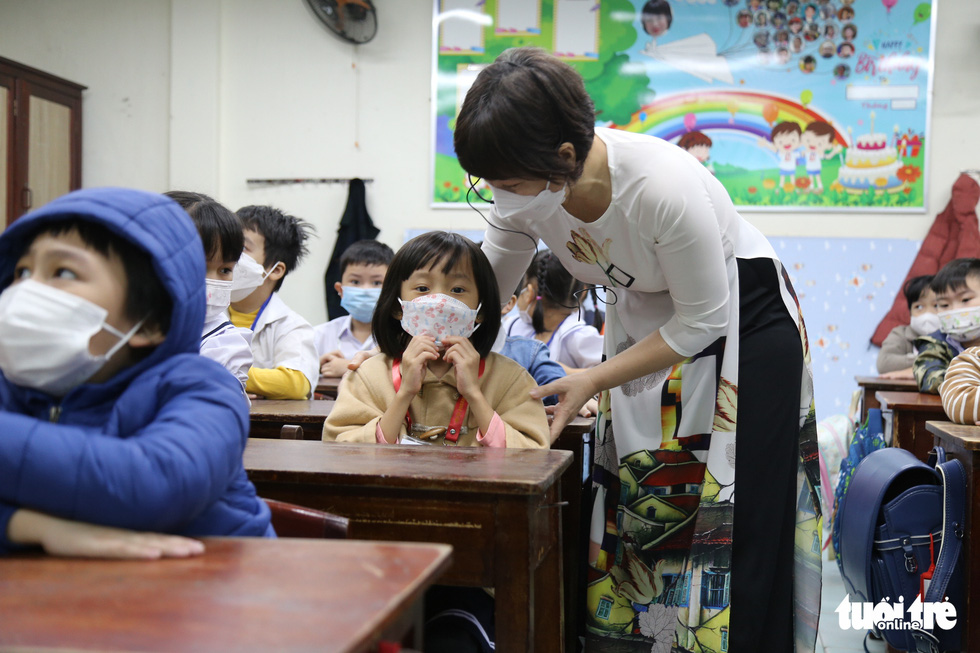 Học sinh lớp 1 Đà Nẵng trực tiếp đến trường sau đợt dịch, xúc động như ngày tựu trường - Ảnh 12.