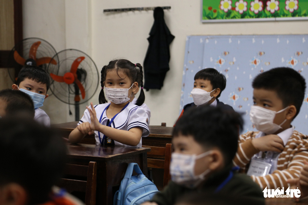 Học sinh lớp 1 Đà Nẵng đi học trực tiếp sau dịch, xúc động như ngày đầu đến trường - Ảnh 11.
