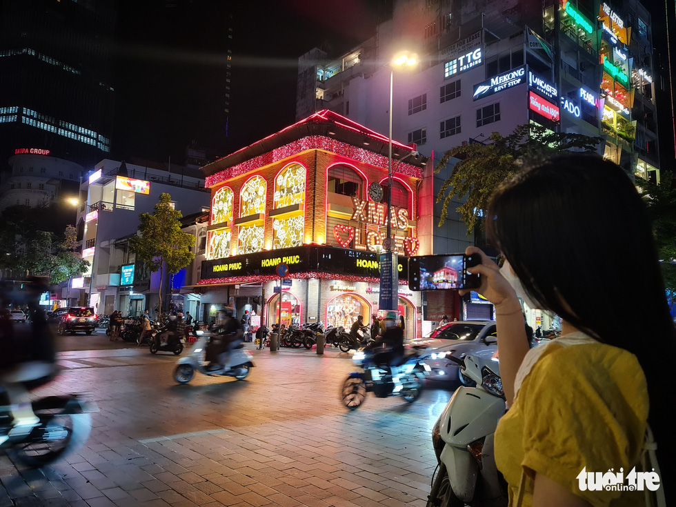 Young people in Ho Chi Minh City experience 'snow and snow', enjoy the cool weather of the Christmas season - Photo 2.