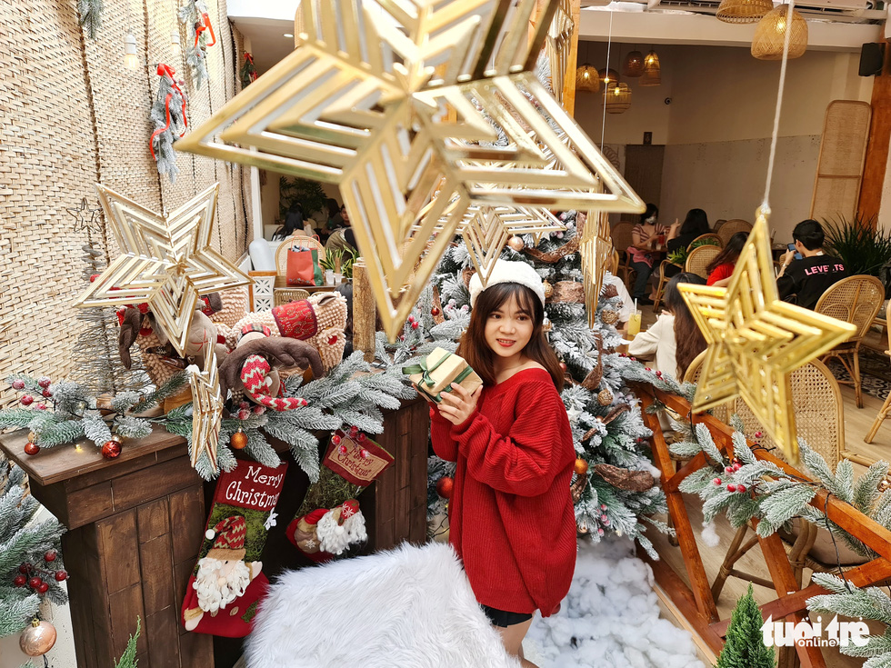 Young people in Ho Chi Minh City experience 'snow and snow', enjoy the cool weather of the Christmas season - Photo 6.