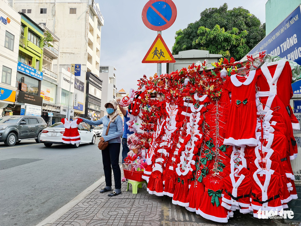 Ho Chi Minh City youth experience 'snow rain', enjoy the cool weather of Christmas season - Photo 10.