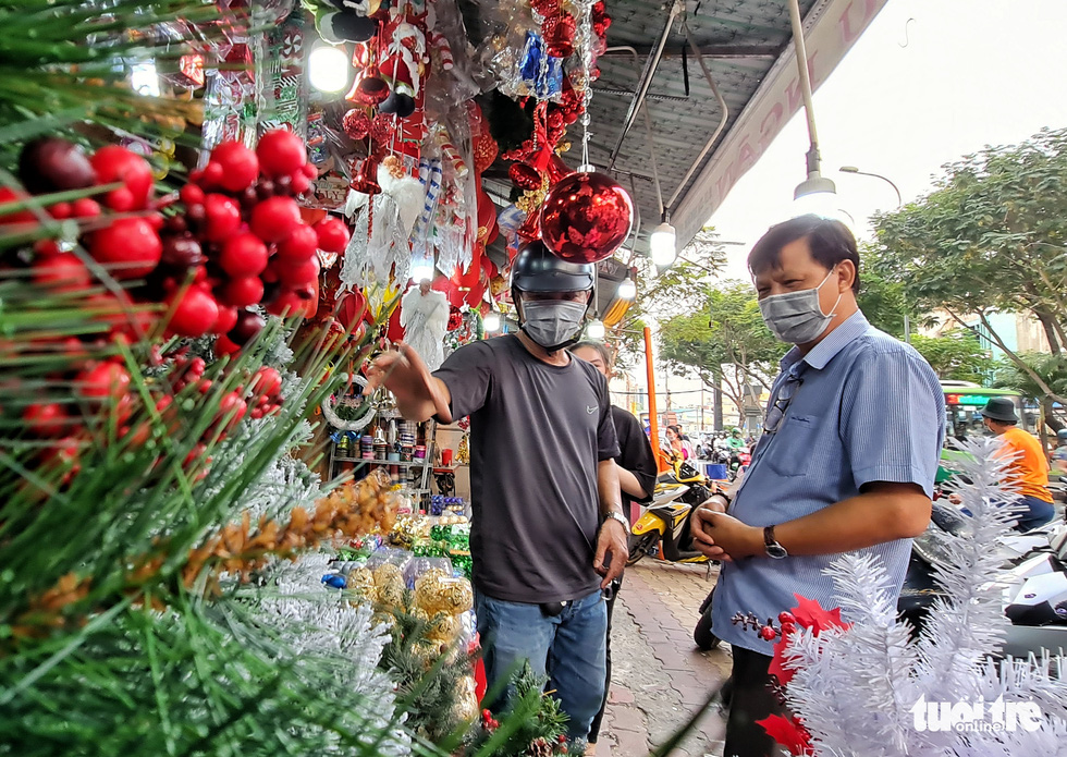 Young people in Ho Chi Minh City experience "snow rain", enjoying the cool weather of Christmas season - Photo 11.