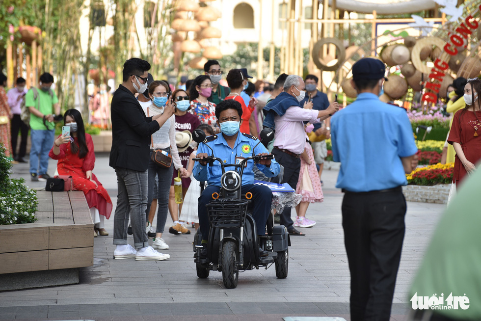 Người dân vẫn lơ là gỡ khẩu trang khi đi đường hoa Nguyễn Huệ - Ảnh 20.