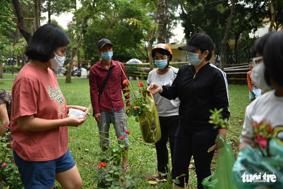 Western traders are happy because the 30th Tet holidays do not have to break pots - Photo 5.