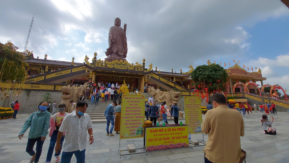 People in 3 regions go to pagoda ceremony on the morning of the 1st, Tan Suu year bridge without COVID - Photo 14.